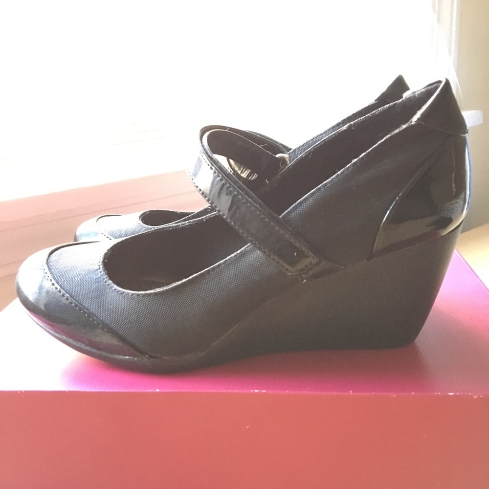 BLACK WEDGE SANDALS SIZE 7